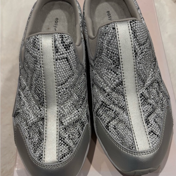 New in Box Easy Spirit Women's Silver and Black Slip-On Shoes Size 9 - Picture 2 of 8